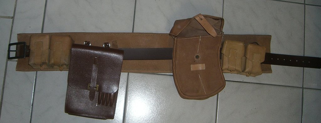 Fertiger Gürtel mit Taschen.jpg